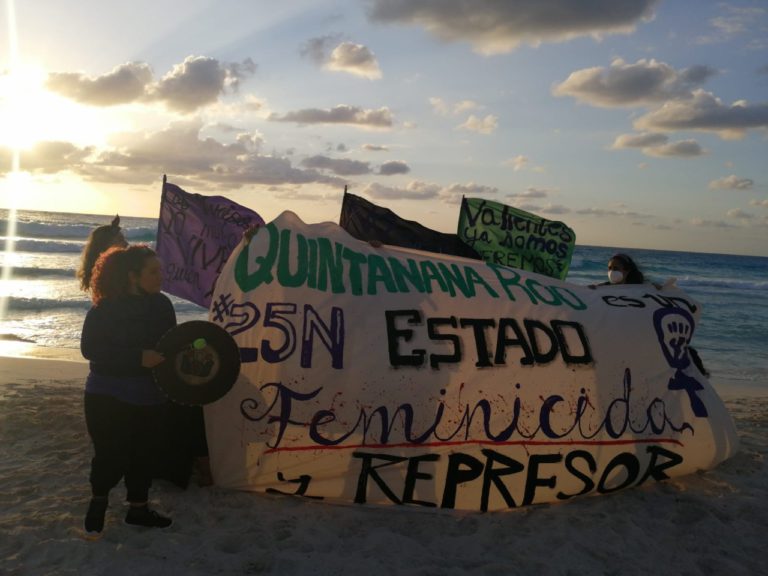 Feministas inician actividades en Playa Gaviota Azul con motivo al movimiento “25N” en Cancún