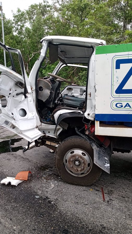 Accidente automovilístico: Choca camión repartidos de gas contra van de Tour en Isla Mujeres; hay dos lesionados