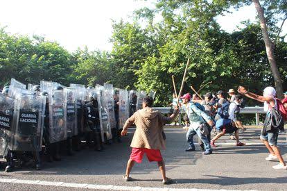 Caravana migrante se enfrenta contra Guardia Nacional en Chiapas