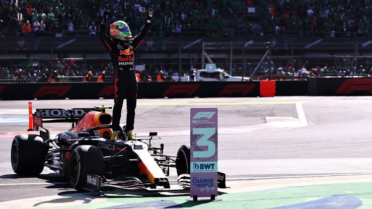 ‘Checo’ Pérez hace historia y termina en tercer lugar en el GP de México