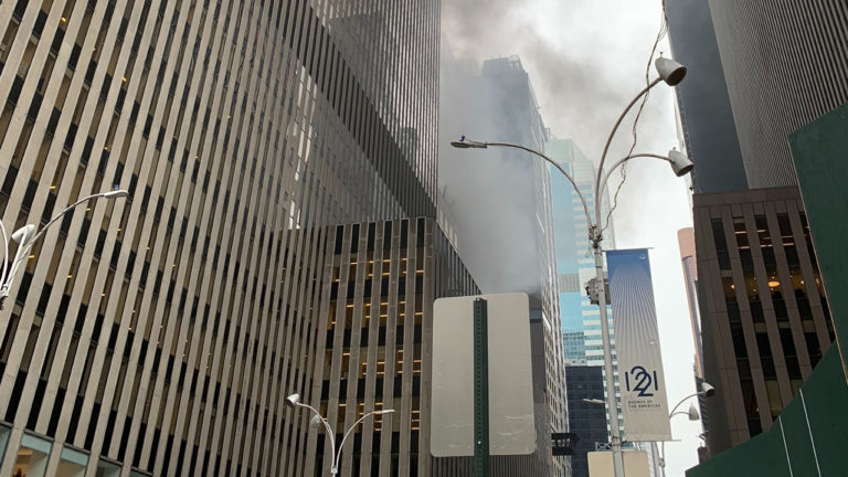 Se incendia edificio cerca del Rockefeller Center en Nueva York (+VIDEO)