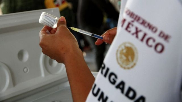 Aprueba OMS vacuna contra Covid elaborada en México y Argentina