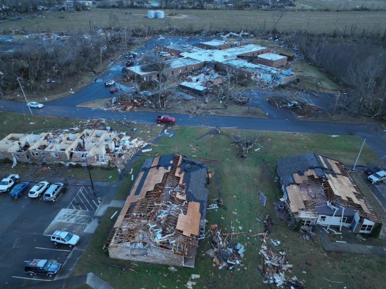 IMÁGENES DESGARRADORAS: Sube a 70 la cifra de muertos por múltiples tornados en Estados Unidos