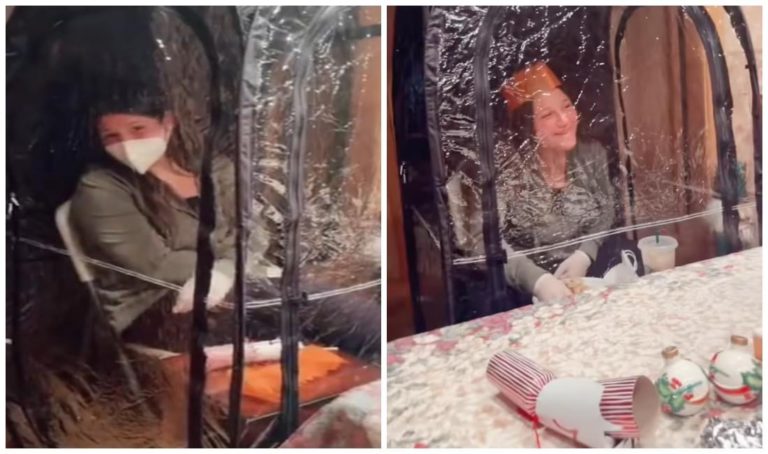 Joven con Covid-19 se encierra en burbuja de plástico para convivir con su familia en Navidad