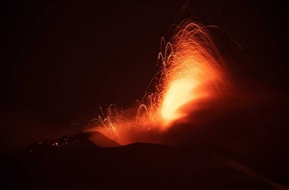 Fotógrafos documentaron erupción volcánica en La Palma y recaudan fondos para afectados