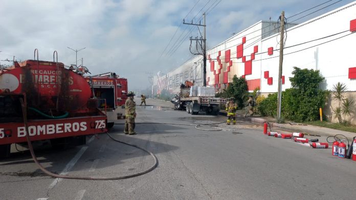 Falla provoca incendio en camión de carga cerca de Chedraui en Puerto Aventuras