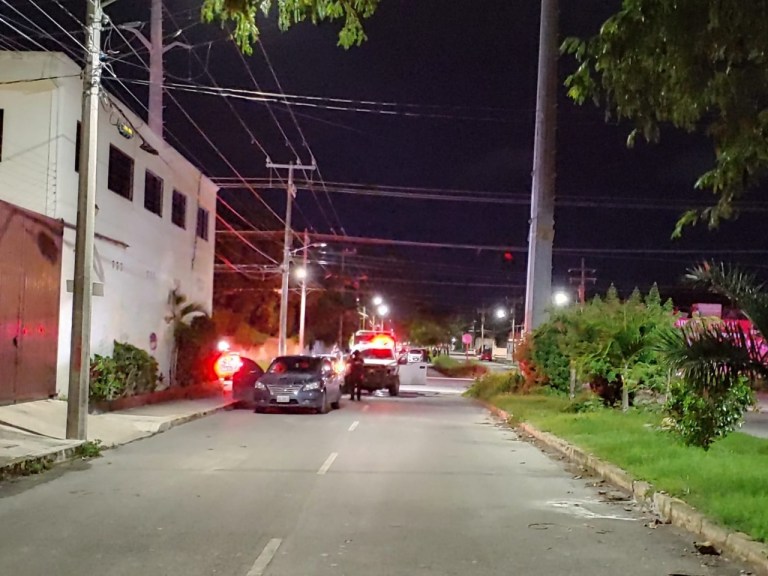 Policías impactan contra auto de presuntos sicarios tras una persecución en Cancún