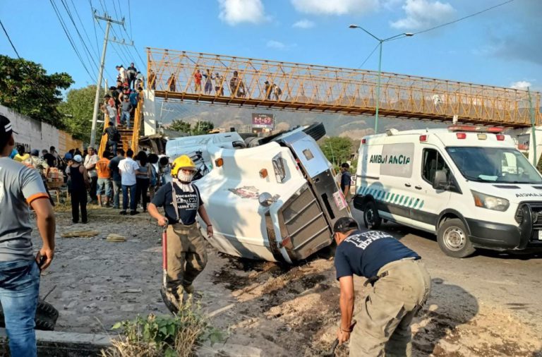 Mueren 49 migrantes tras volcadura de un trailer en Chiapas