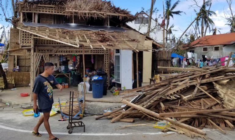 Incrementan a 375 los muertos en Filipinas por tifón