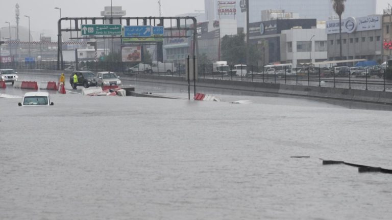 Fuertes lluvias afectan negativamente la vida en Kuwait