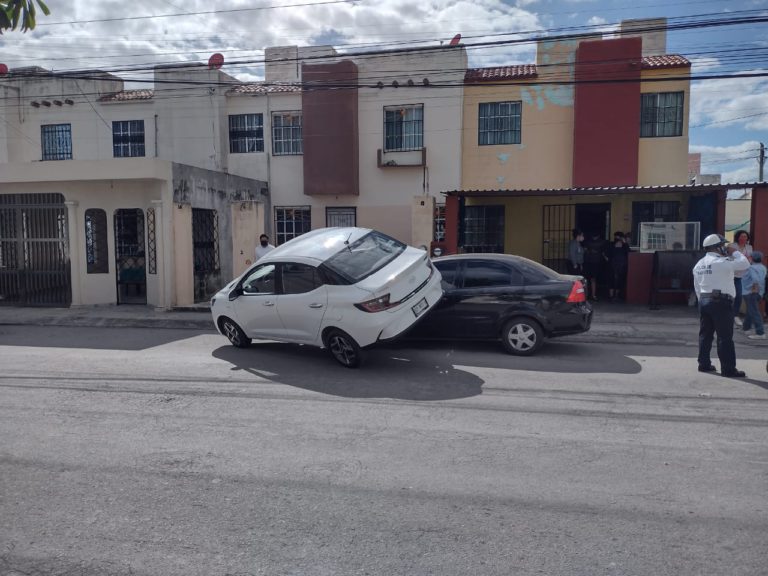 Pierde el control y se termina “montando” sobre un auto estacionado en Villas del Mar