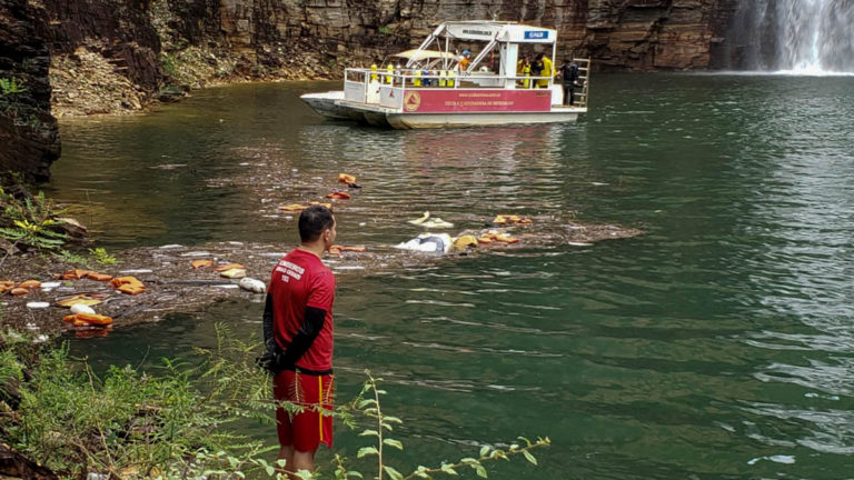 Suman 8 turistas muertos en Brasil por desprendimiento de rocas en lago