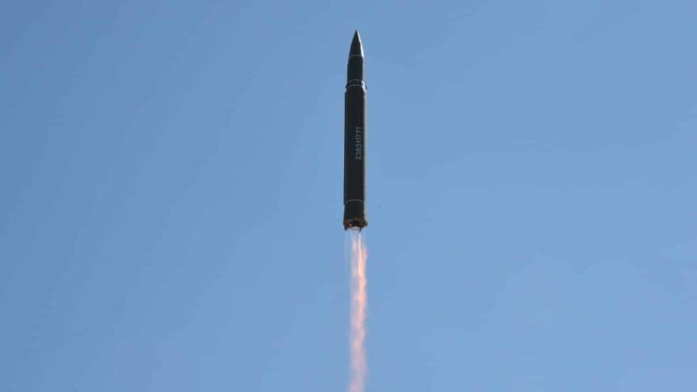 Corea del Norte lanza nuevo misil balístico al mar tras amenazar a EE.UU.