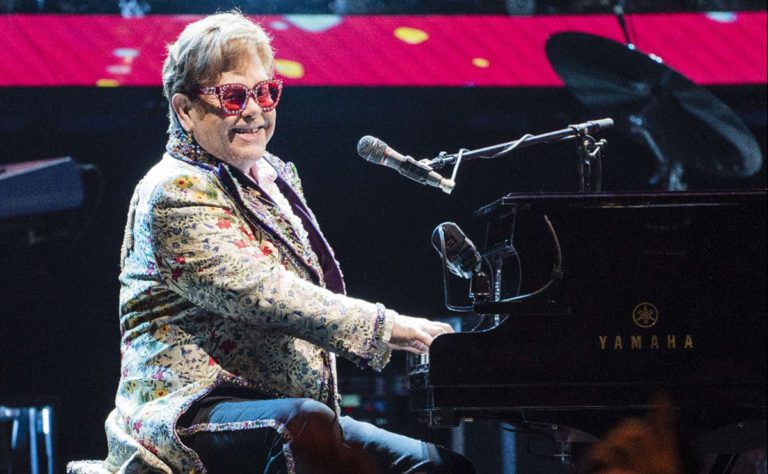 Elton John da positivo a COVID-19 y suspende su gira de conciertos en EE.UU.