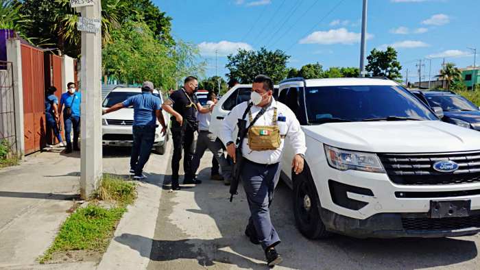 En operativo la FGE detiene a dos hombres en Cancún; uno de los arrestados fue arrollado al intentar fugarse