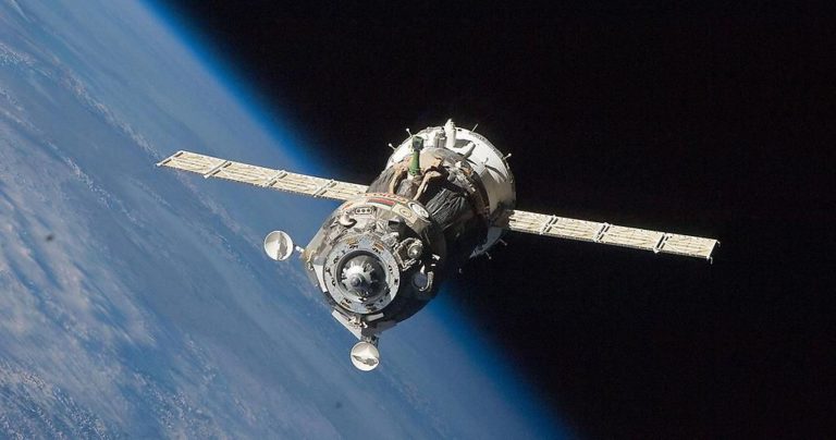 Satélite ruso aterriza en la Tierra y causa asombro