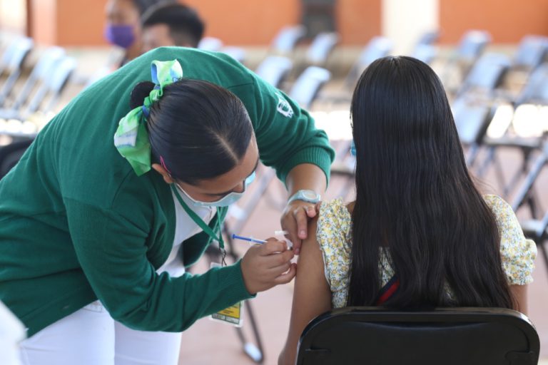 Inician la aplicación de la segunda dosis de Pfizer para jóvenes de 15-17 años en Puerto Morelos