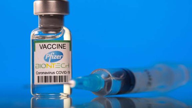 Pfizer y BioNTech inician ensayos de vacuna contra Ómicron