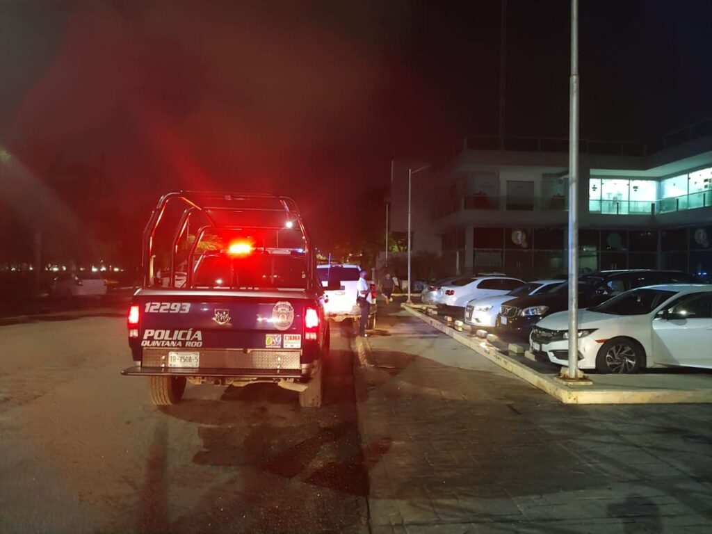 Evacuan-Plaza-Amandala-en-Cancún-tras-disparos