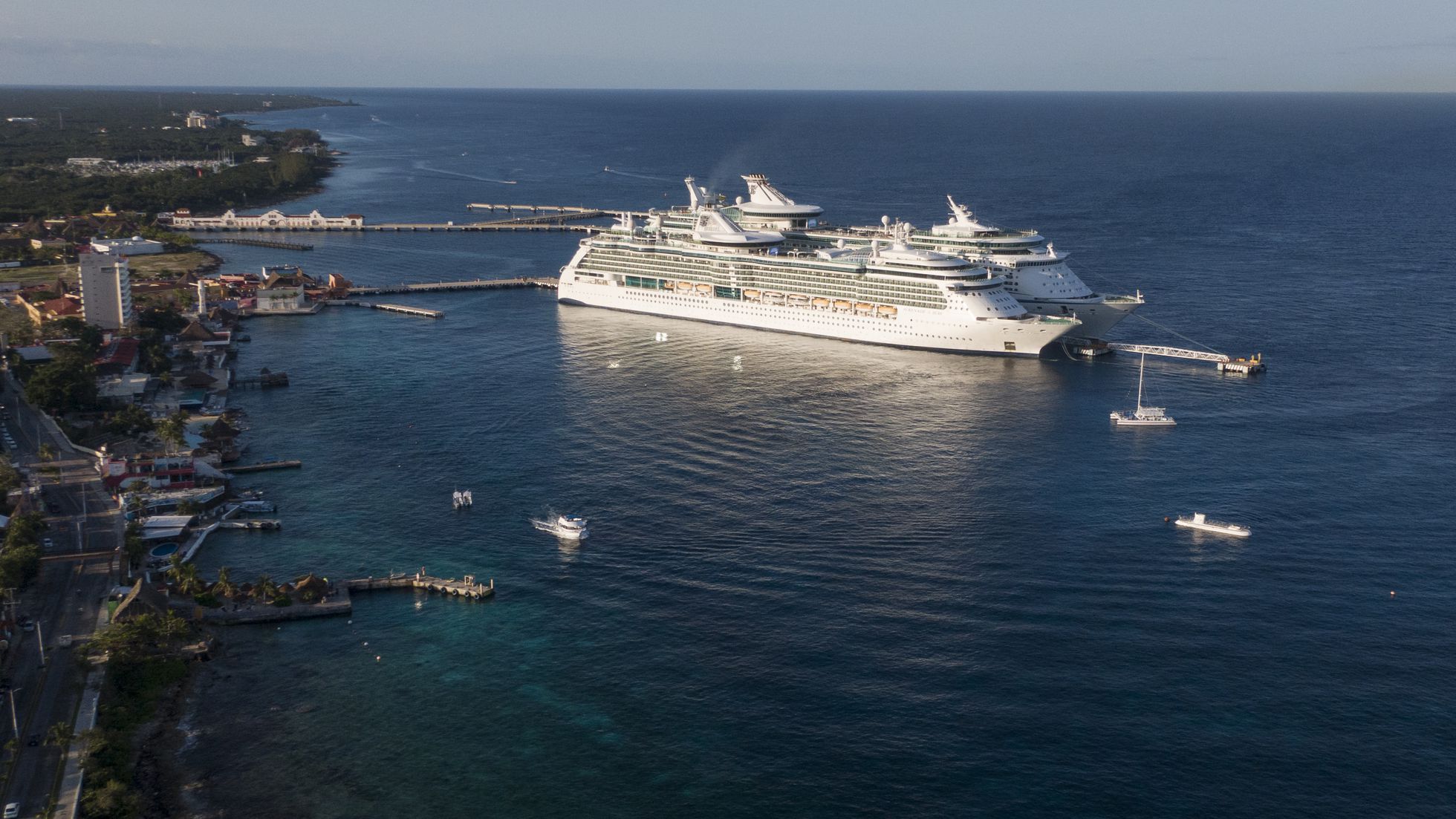 Dos cruceros atracados en uno de los muelles de Cozumel, Quintana Roo, el 24 de enero de 2022.