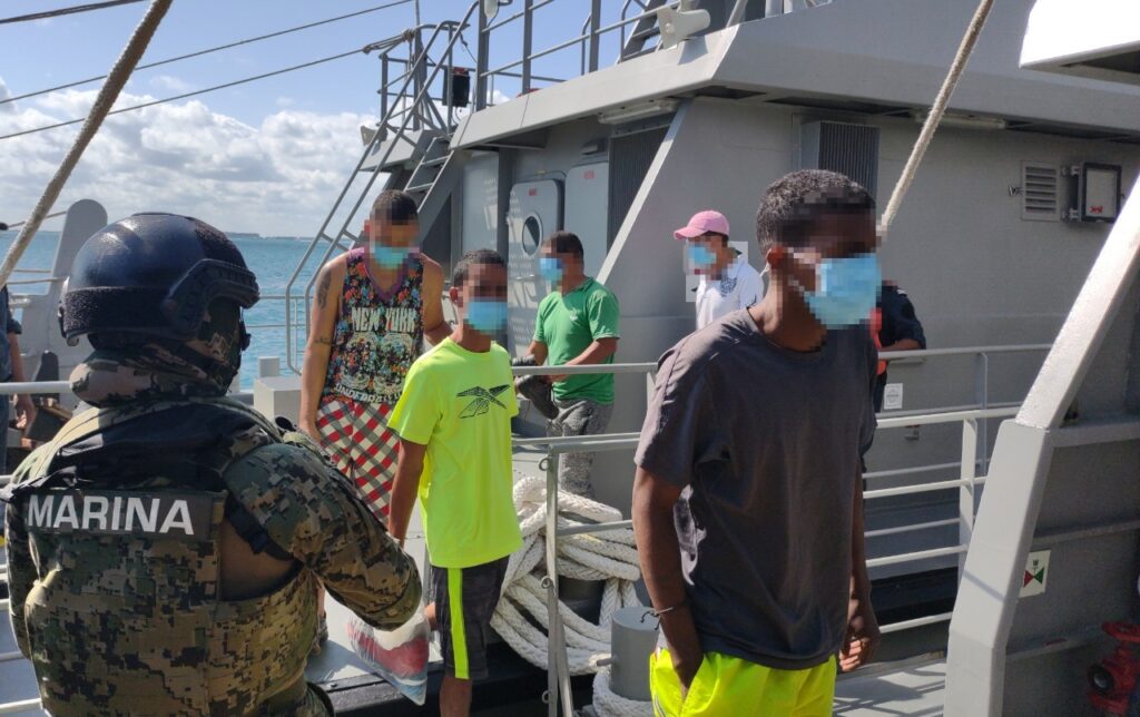 Marina-rescata-a-siete-personas-en-aguas-territoriales-de-Quintana-Roo