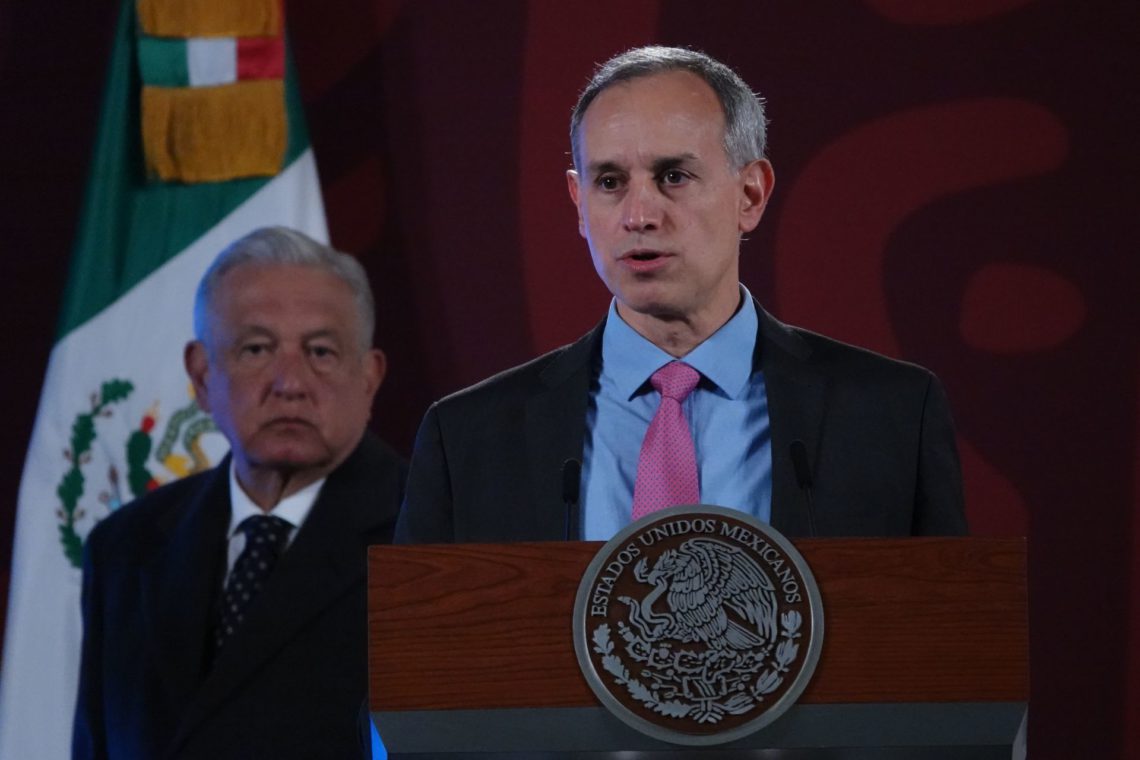 CIUDAD DE MÉXICO, 08FEBRERO2022.- Andrés Manuel López Obrador, presidente de México, en compañía de los integrantes del gabinete de salud: Jorge Alcocer, secretario de Salud; Hugo López-Gatell, subsecretario de Prevención y Promoción a la salud; Delfina Gómez, secretaria de Educación; Marcelo Ebrard, secretario de Relaciones Exteriores, y Luis Cresencio Sandoval, secretario de la Defensa Nacional, dieron el informe semanal de “El Pulso de la Salud” donde expusieron datos en materia de vacunación y reducción de casos positivos a Covid-19. Por su parte, el subsecretario Hugo López-Gatell anunció que el registro para personas de 30-39 ya esta habilitado para la vacuna de refuerzo contra el virus Sars-Cov2.
FOTO: GALO CAÑAS/CUARTOSCURO.COM