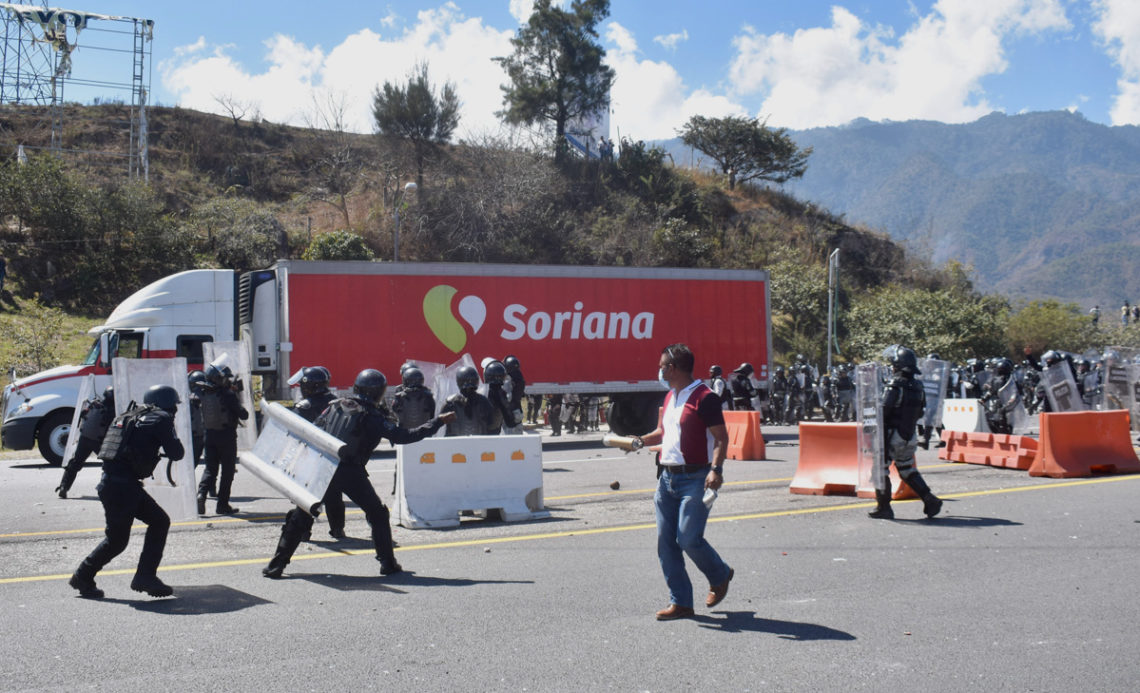 CHILPANCINGO, GUERRERO, 04FEBRERO2022. Enfrentamiento entre estudiantes de Ayotzinapa deja 21 policías lesionados, 10 de miembros de la Guardia Nacional (GN), 11 policías estatales y 5 detenidos.
Por poco más de una hora, la caseta de Palo Blanco en la Autopista del Sol, en el estado de Guerrero, se vio envuelta en un intercambio de bombas molotov, piedras y gases lacrimógenos. Minutos después de las 11:30 horas de este viernes, personal de la GN y de la Policía estatal, con equipo antimotín, impidieron que estudiantes de la Escuela Normal Rural 'Raúl Isidro Burgos' de Ayotzinapa tomarán el control de la caseta de cobro de Palo Blanco.
Cabe señalar que, desde la semana pasada la GN resguarda las casetas de cobro de esta autopista, cerca de las diez de la mañana, 2 normalistas acudieron a esta caseta para solicitar permiso a las autoridades presentes, incluyendo a la presidenta de la Comisión de Derechos Humanos del Estado de Guerrero (CDHEG), Cecilia Narciso Gaytán, de tomar por una hora este tramo carretero y dejar el paso libre a los automovilistas, mientras realizaban un volanteo, además de que dijeron que en ningún momento pedirían cooperación a los automovilistas. Al no llegar a un acuerdo con las autoridades, una decena de autobuses arribo a la caseta para intentar tomarla por la fuerza, por lo que los policías y soldados presentes activaron su dispositivo de seguridad y cerraron totalmente la circulación a los automovilistas que iban a pasar por este punto, esto género 2 encapsulamientos, uno de normalistas y otro de militares, lo que generó un pequeño conato de bronca entre estudiantes y soldados. Los estudiantes lograron pasar dos camiones y su camioneta de sonido hasta las cabinas de cobro, donde quedaron encapsulados por dos grupos de antimotines de la GN, mientras que el resto de los estudiantes intento pasar la muralla de policías, dándose el primer enfrentamiento. Luego de esto, los normalistas realizaron un mitin político, don