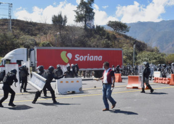 CHILPANCINGO, GUERRERO, 04FEBRERO2022. Enfrentamiento entre estudiantes de Ayotzinapa deja 21 policías lesionados, 10 de miembros de la Guardia Nacional (GN), 11 policías estatales y 5 detenidos.
Por poco más de una hora, la caseta de Palo Blanco en la Autopista del Sol, en el estado de Guerrero, se vio envuelta en un intercambio de bombas molotov, piedras y gases lacrimógenos. Minutos después de las 11:30 horas de este viernes, personal de la GN y de la Policía estatal, con equipo antimotín, impidieron que estudiantes de la Escuela Normal Rural 'Raúl Isidro Burgos' de Ayotzinapa tomarán el control de la caseta de cobro de Palo Blanco.
Cabe señalar que, desde la semana pasada la GN resguarda las casetas de cobro de esta autopista, cerca de las diez de la mañana, 2 normalistas acudieron a esta caseta para solicitar permiso a las autoridades presentes, incluyendo a la presidenta de la Comisión de Derechos Humanos del Estado de Guerrero (CDHEG), Cecilia Narciso Gaytán, de tomar por una hora este tramo carretero y dejar el paso libre a los automovilistas, mientras realizaban un volanteo, además de que dijeron que en ningún momento pedirían cooperación a los automovilistas. Al no llegar a un acuerdo con las autoridades, una decena de autobuses arribo a la caseta para intentar tomarla por la fuerza, por lo que los policías y soldados presentes activaron su dispositivo de seguridad y cerraron totalmente la circulación a los automovilistas que iban a pasar por este punto, esto género 2 encapsulamientos, uno de normalistas y otro de militares, lo que generó un pequeño conato de bronca entre estudiantes y soldados. Los estudiantes lograron pasar dos camiones y su camioneta de sonido hasta las cabinas de cobro, donde quedaron encapsulados por dos grupos de antimotines de la GN, mientras que el resto de los estudiantes intento pasar la muralla de policías, dándose el primer enfrentamiento. Luego de esto, los normalistas realizaron un mitin político, don
