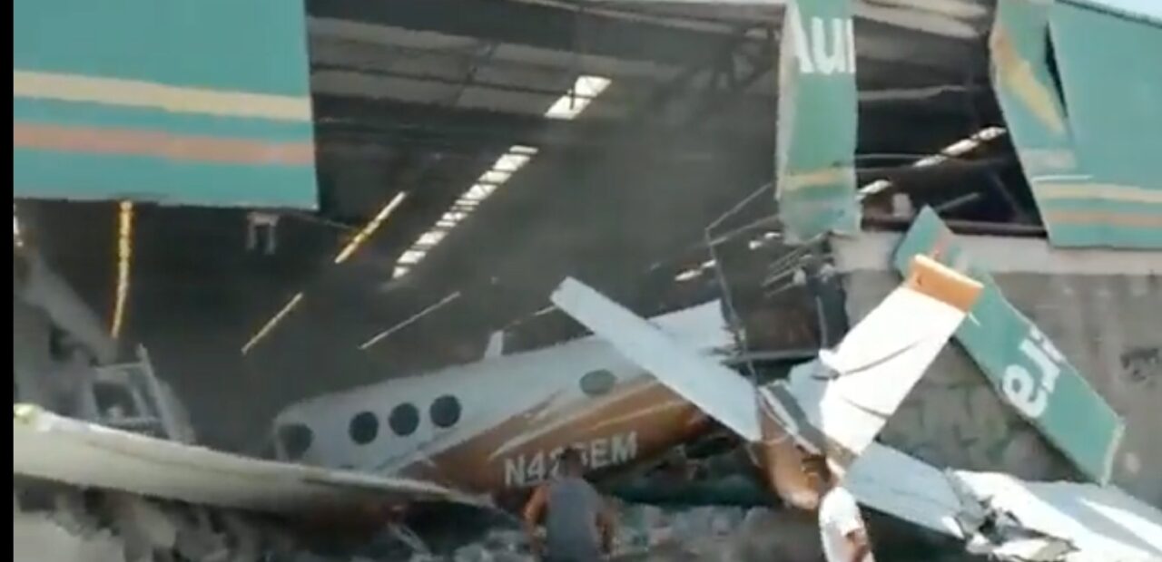 Cae una avioneta sobre Bodega Aurrera en Temixco, Morelos - El Quintana Roo  MX