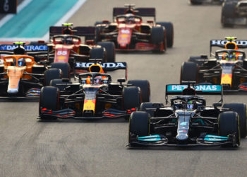 Formula One F1 - Abu Dhabi Grand Prix - Yas Marina Circuit, Abu Dhabi, United Arab Emirates - December 12, 2021 Mercedes' Lewis Hamilton and Red Bull's Max Verstappen after the start of the race REUTERS/Ahmed Jadallah