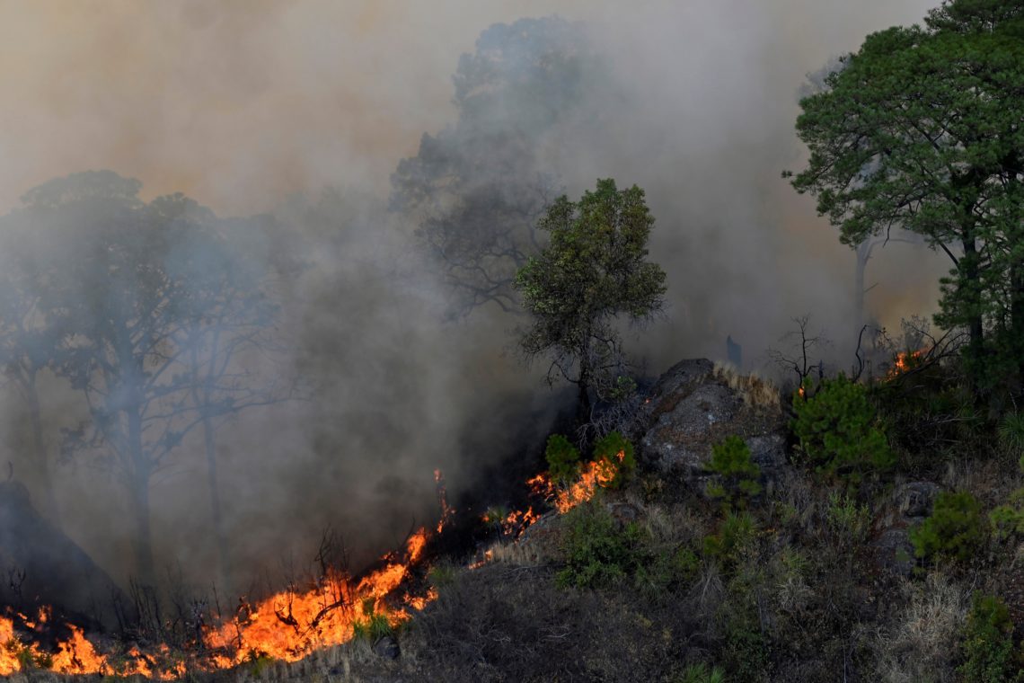MEX0000, TEPOZTLÁN (MÉXICO), 14/04/2021.- Vista de un incendio forestal, el 13 de abril de 2021, en el poblado de Tepoztlán, en el estado de Morelos (México). El incendio en el parque nacional El Tepozteco, en el estado de Morelos, vecino del la Ciudad de México, se ubica entre los 73 incendios forestales activos ubicados en 21 estados del país, informó este miércoles la Comisión Nacional Forestal (Conafor) del Gobierno mexicano. EFE/Tony Rivera