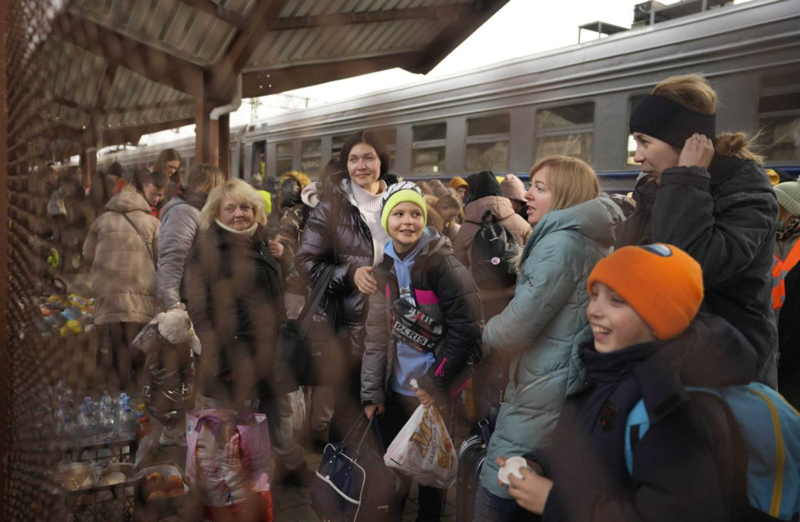 Numerosas personas ucranianas, en su mayoría mujeres y niños que abandonaron su país tras la invasión rusa a Ucrania, descienden de un tren en la estación de Przemysl, Polonia, el jueves 3 de marzo de 2022. (AP Foto/Markus Schreiber)