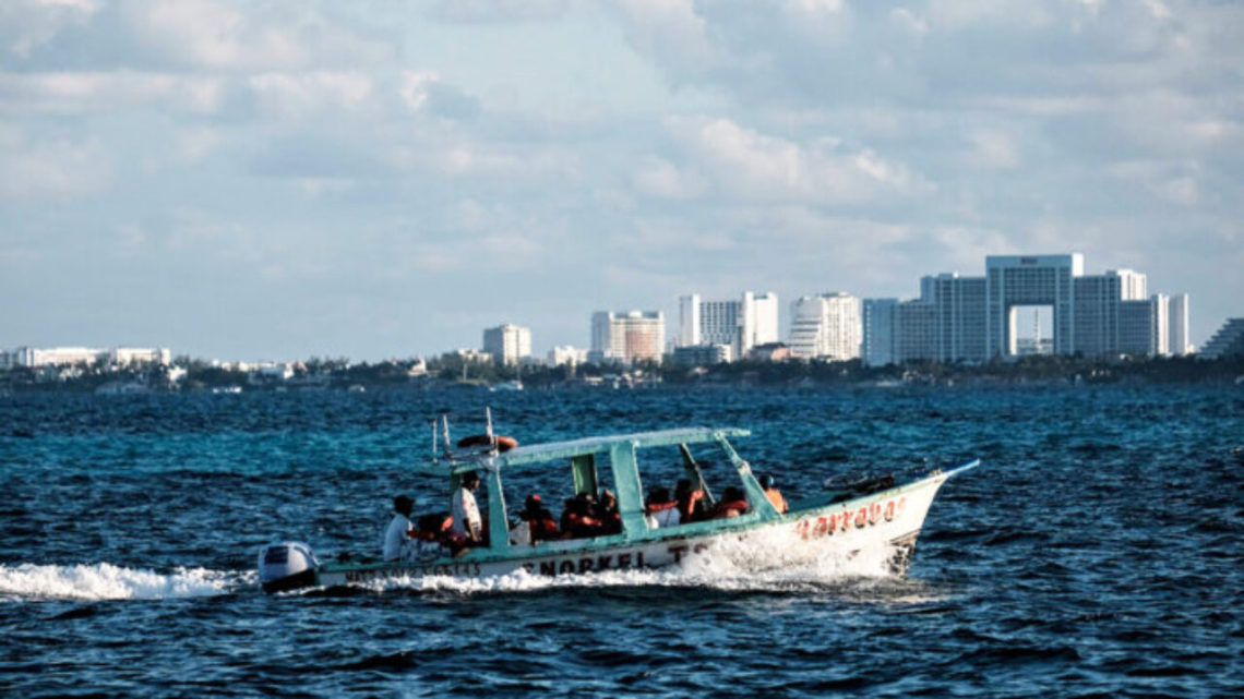 Cancun, 12 de diciembre.- Domingo nautico en la costa cancunense... se observo una importante actividad de turistas en embarcaciones de paseo, en recorridos maritimos entre Cancun e Isla Mujeres... el sector nautico en plena recuperacion econÃ³mica...