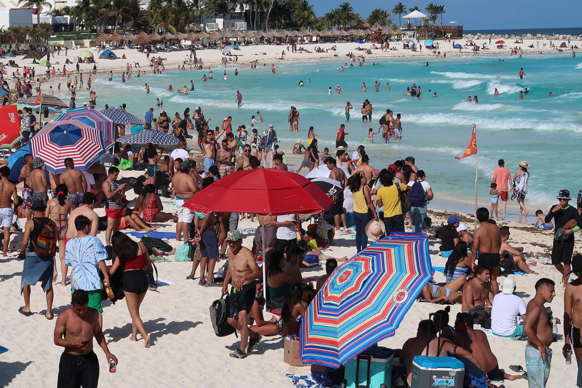 MEX1165. CANCÚN (MÉXICO), 16/04/2022.- Turistas disfrutan en una playa del caribe mexicano, el 15 de abril de 2022, en el balneario de Cancún, estado de Quintana Roo (México). México vive una temporada de Semana Santa con altos niveles de ocupación de turistas nacionales y extranjeros tras la contención de la pandemia en los últimos meses en uno de sus principales destinos, el Caribe, pero afrontando los retos de la inseguridad y el sargazo. EFE/Alonso Cupul