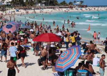 MEX1165. CANCÚN (MÉXICO), 16/04/2022.- Turistas disfrutan en una playa del caribe mexicano, el 15 de abril de 2022, en el balneario de Cancún, estado de Quintana Roo (México). México vive una temporada de Semana Santa con altos niveles de ocupación de turistas nacionales y extranjeros tras la contención de la pandemia en los últimos meses en uno de sus principales destinos, el Caribe, pero afrontando los retos de la inseguridad y el sargazo. EFE/Alonso Cupul