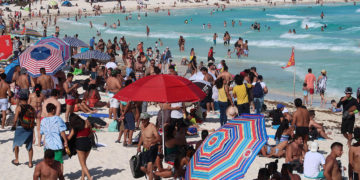 MEX1165. CANCÚN (MÉXICO), 16/04/2022.- Turistas disfrutan en una playa del caribe mexicano, el 15 de abril de 2022, en el balneario de Cancún, estado de Quintana Roo (México). México vive una temporada de Semana Santa con altos niveles de ocupación de turistas nacionales y extranjeros tras la contención de la pandemia en los últimos meses en uno de sus principales destinos, el Caribe, pero afrontando los retos de la inseguridad y el sargazo. EFE/Alonso Cupul