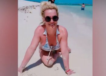 http://xeva.com.mx/nota.cfm?id=173959&t=britney-spears-luce-en-topless-en-playa-mexicana-video