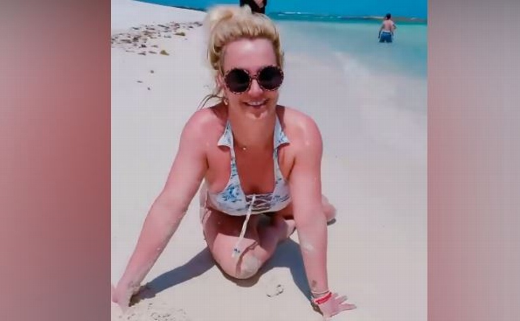 http://xeva.com.mx/nota.cfm?id=173959&t=britney-spears-luce-en-topless-en-playa-mexicana-video