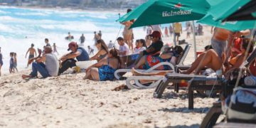 CANCÚN, QUINTANA ROO, 13MARZO2021.- Decenas de turistas extranjeros y nacionales disfrutaron del clima en Playa Delfines en el marco del Semáforo Amarillo en el estado. Autoridades recomendaron seguir las medidas sanitarias para evitar más contagios de Covid-19. 
FOTO: ELIZABETH RUÍZ /CUARTOSCURO.COM