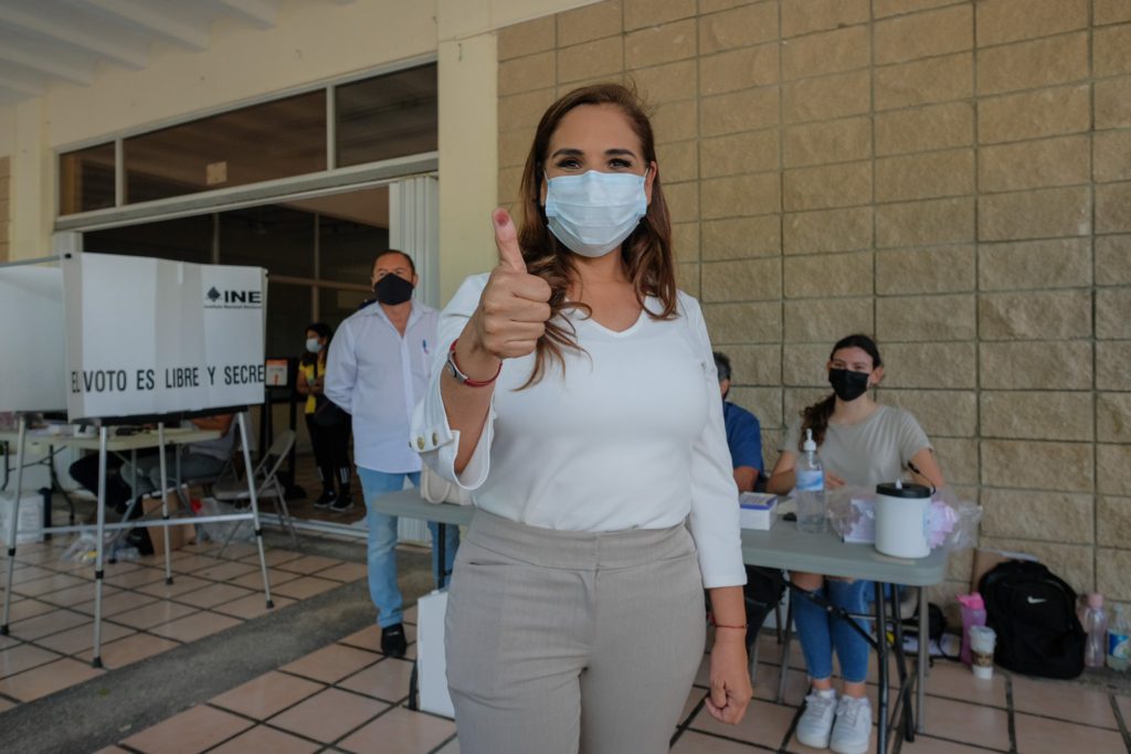 Acude Mara Lezama a votar para la revocación de mandato - El Quintana Roo MX