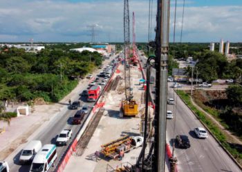 Playa del Carmen, 23 de noviembre.- Asi luce la entrada a Playa del Carmen obras preparativos del Tren Maya, que llegara a la zona urbana de la ciudad... Hoteleros y empresarios de la Riviera Maya se quejan de las efectaciones al trafico y a la propiedad privada... el lunes mandaron una carta al presidente AMLO solicitando un cambio de ruta... Los empresarios advierten afectaciones a la actividad comercial y turÃ­stica...