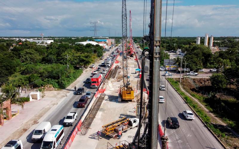 Playa del Carmen, 23 de noviembre.- Asi luce la entrada a Playa del Carmen obras preparativos del Tren Maya, que llegara a la zona urbana de la ciudad... Hoteleros y empresarios de la Riviera Maya se quejan de las efectaciones al trafico y a la propiedad privada... el lunes mandaron una carta al presidente AMLO solicitando un cambio de ruta... Los empresarios advierten afectaciones a la actividad comercial y turÃ­stica...