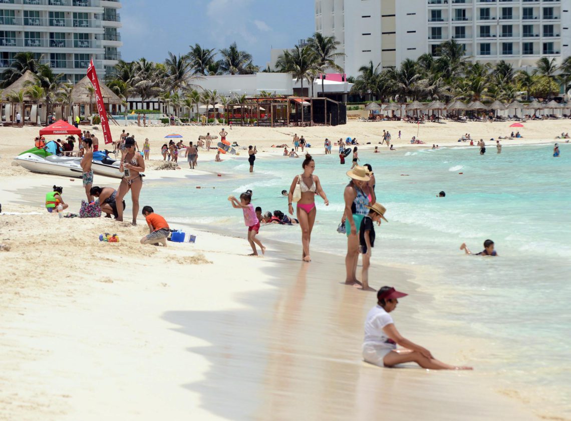 Cancún, 1 de Agosto.- Playa Gaviota Azul esta mañana se observó libre de sargazo, lo que permitió que los turistas que se encuentran vacacionando en el destino turístico pudieran disfrutar de todos los atractivos que ofrece el Caribe Mexicano.