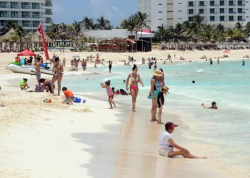 Cancún, 1 de Agosto.- Playa Gaviota Azul esta mañana se observó libre de sargazo, lo que permitió que los turistas que se encuentran vacacionando en el destino turístico pudieran disfrutar de todos los atractivos que ofrece el Caribe Mexicano.