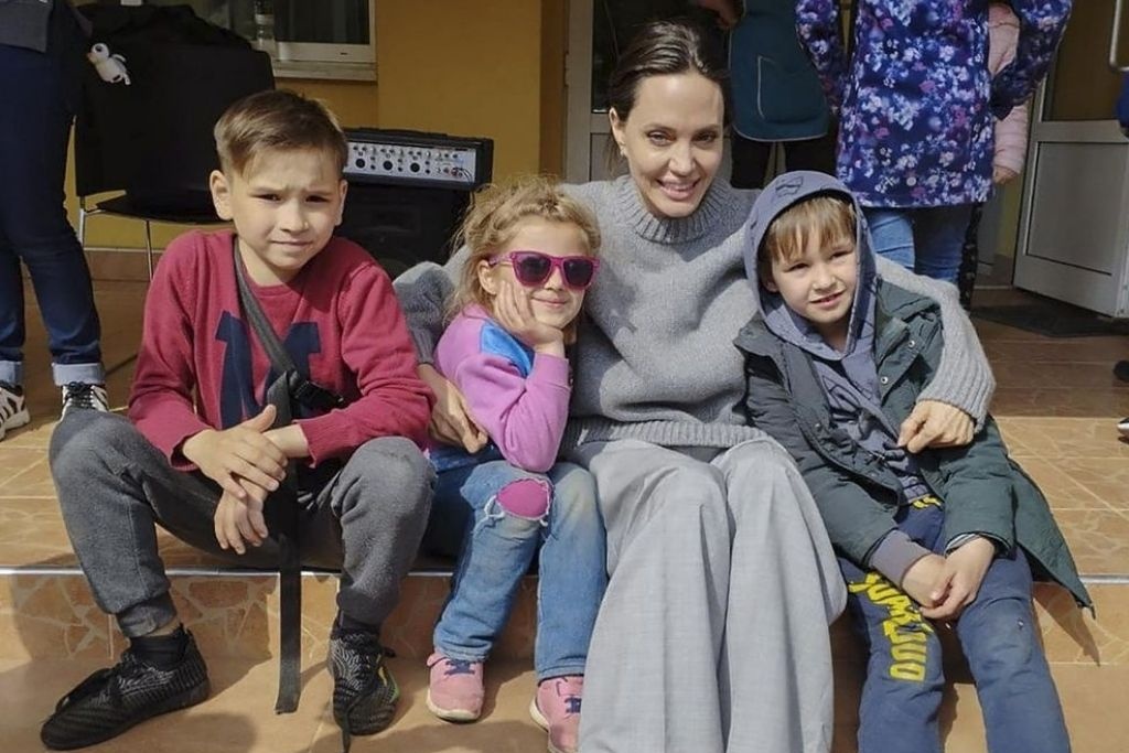 http://xeva.com.mx/nota.cfm?id=175934&t=angelina-jolie-realiza-visita-sorpresa-a-desplazados-en-ucrania