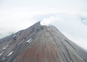 28/06/2018 El volcán 'Cleveland' en las Islas Aleutianas, en Alaska .

Los científicos del Observatorio Vulcanológico de Alaska han advertido este miércoles de que un volcán en la Islas Aleutianas está mostrando signos de que podría entrar en erupción en los próximos días, algo que podría interrumpir el tráfico aéreo.

POLITICA ESTADOS UNIDOS INTERNACIONAL
REUTERS/ KYM YANO