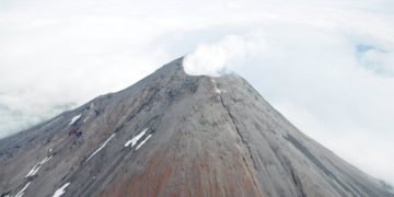 28/06/2018 El volcán 'Cleveland' en las Islas Aleutianas, en Alaska .

Los científicos del Observatorio Vulcanológico de Alaska han advertido este miércoles de que un volcán en la Islas Aleutianas está mostrando signos de que podría entrar en erupción en los próximos días, algo que podría interrumpir el tráfico aéreo.

POLITICA ESTADOS UNIDOS INTERNACIONAL
REUTERS/ KYM YANO