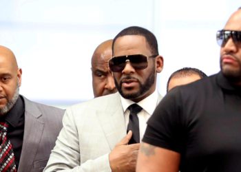 https://businessinsider.mx/youtube-elimino-canales-oficiales-cantante-r-kelly/