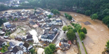 Una foto tomada con un dron muestra la devastación provocada por el desbordamiento del río Ahr, en el polado de Schuld, en el oeste de Alemania, el jueves 15 de julio de 2021. (Christoph Reichwein/dpa via AP)