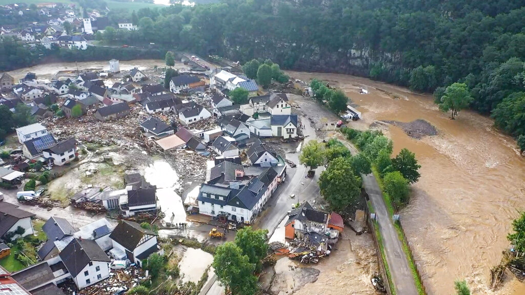 Una foto tomada con un dron muestra la devastación provocada por el desbordamiento del río Ahr, en el polado de Schuld, en el oeste de Alemania, el jueves 15 de julio de 2021. (Christoph Reichwein/dpa via AP)